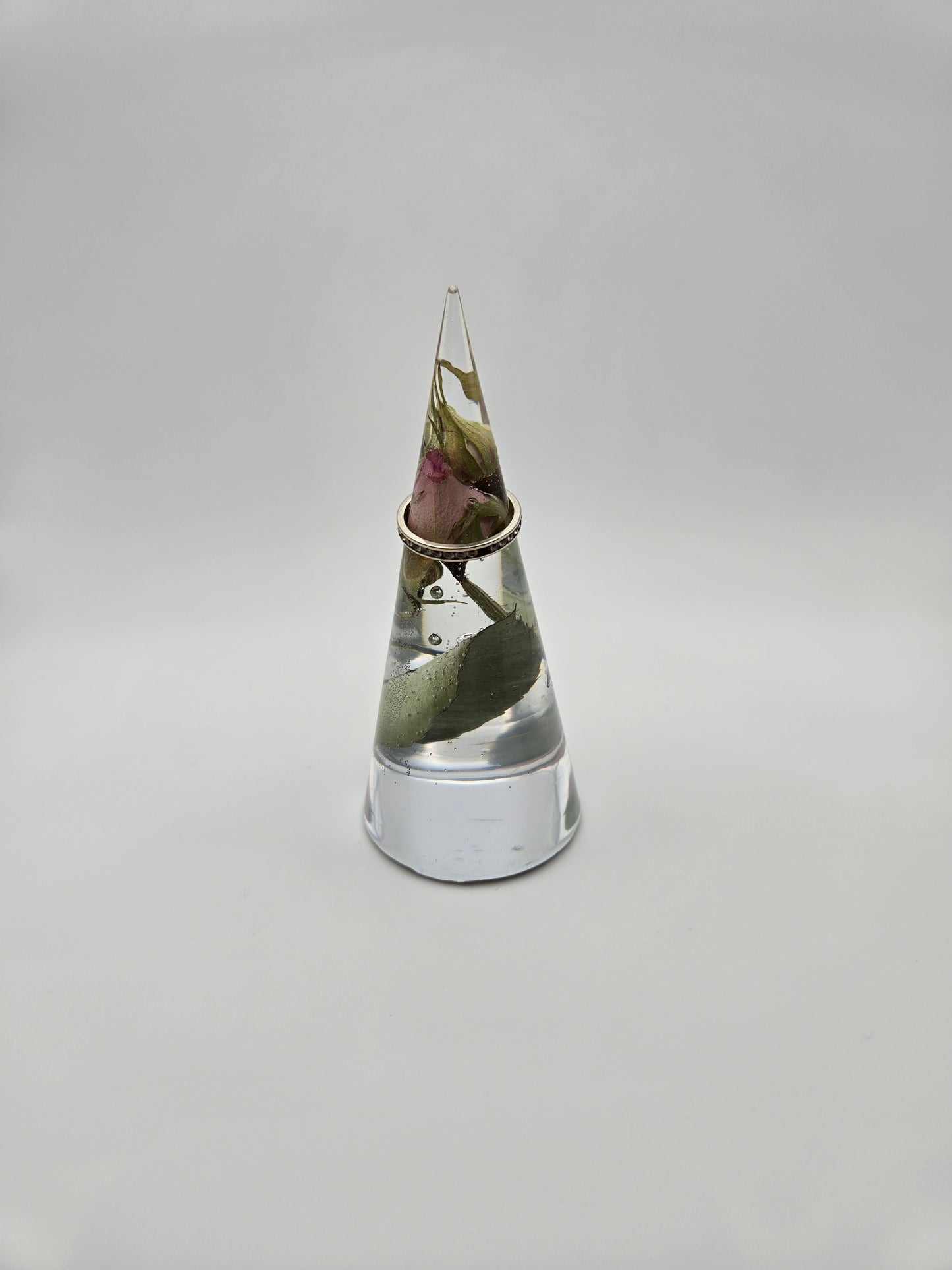 Spray Rose Bud Cone Ring Holder